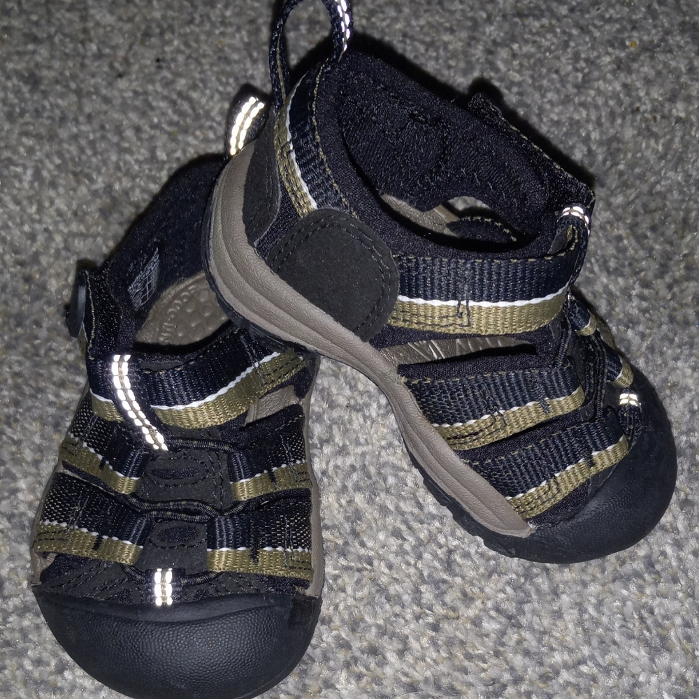 Keen Newport H2 hiking sandals boys size 4